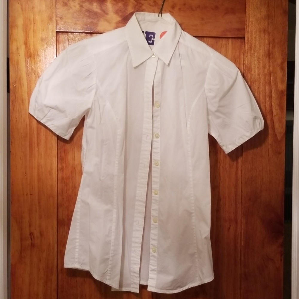 White short sleeve button front cotton shirt